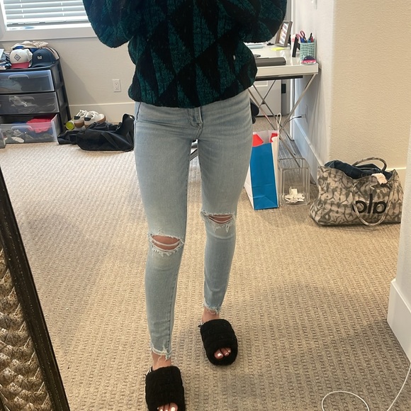 Good American light wash skinny jeans size 26. Very comfortable and stretchy. - Picture 8 of 8